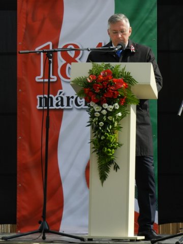 2017. március 15. 32